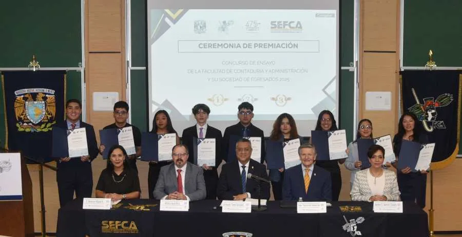 Reconocen talento estudiantil y renuevan 68 aulas en Contaduría y Administración